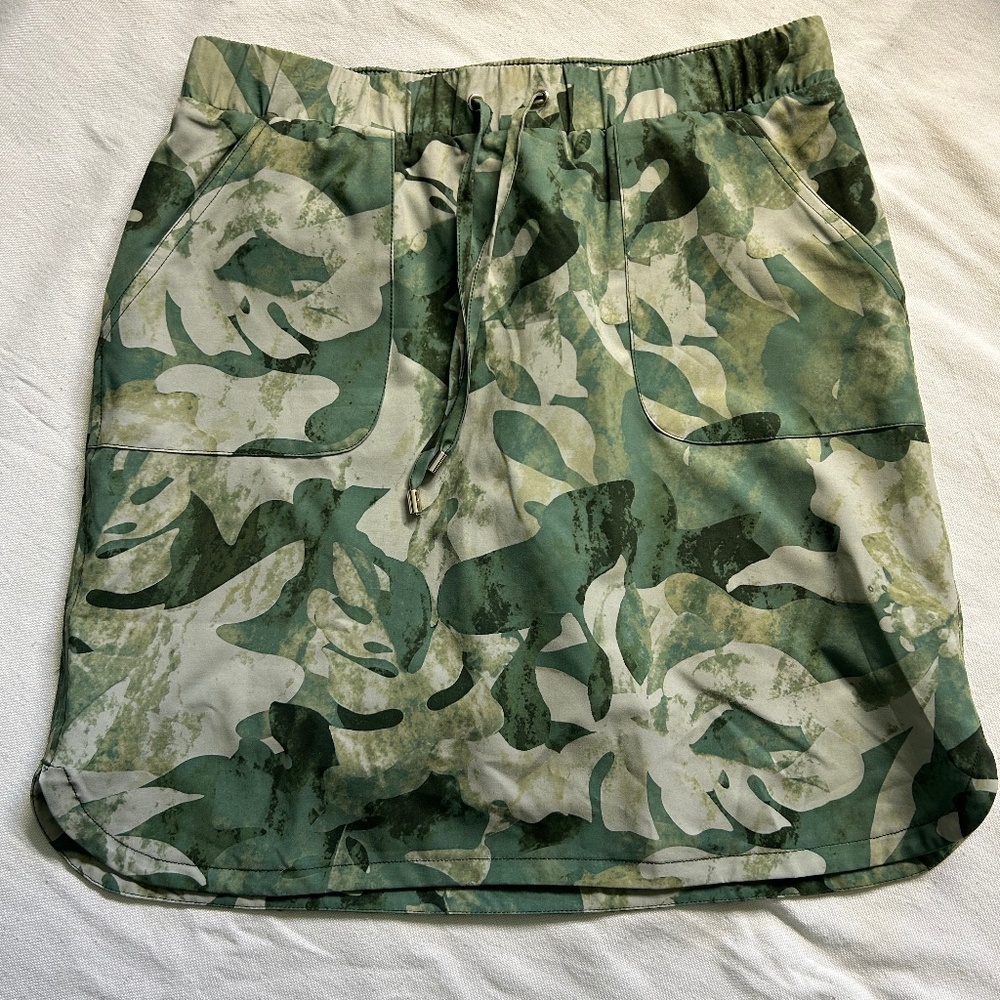 Chico's Zenergy Skort Skirt Size 0 (000), Green Tropical Leaves, Golf, Tennis